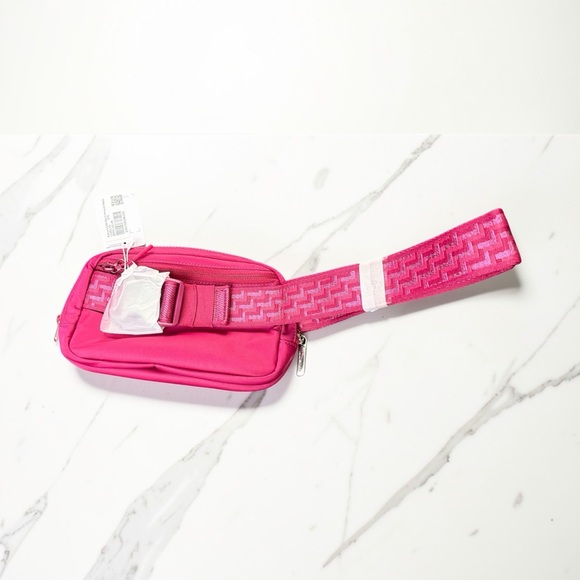 Lululemon Everywhere Belt Bag 1L *L Monogram Metallic Berry Rumble Silver - Picture 2 of 3
